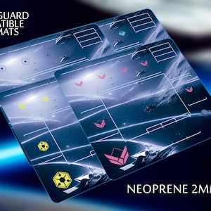 Peut inclure: Trois tapis de jeu sur le thème de l'espace avec un fond bleu et blanc. Les tapis de jeu présentent un motif de grille et divers symboles colorés. Le texte "ISS Vanguard Compatible Playmats" et "NEOPRENE 2MM" est visible.