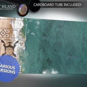 Puede incluir: Una alfombrilla de juego compatible con Spirit Island con un diseño de playa y océano. La alfombrilla presenta varios espacios de juego y texto, incluyendo "Spirit Island" y "Various Versions". Se incluye un tubo de cartón.