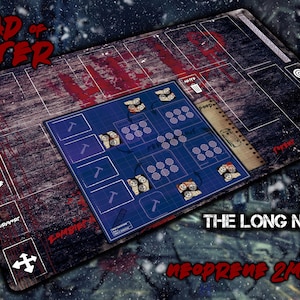 Può includere: Un tappetino da gioco blu e bianco con uno sfondo in legno. Il tappetino ha una griglia con cerchi e una sezione per tenere traccia degli zombie. Il testo "Dead of Winter" e "The Long Night" è stampato sul tappetino. Il tappetino è realizzato in neoprene da 2 mm.