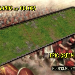 Op de afbeelding: Een groene en bruine zeshoekige spelmat met de tekst "EPIC GREEN LANDS" en "NEOPRENE 2MM".