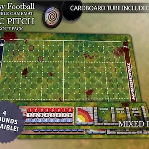 Pode incluir: Um tapete de jogo de futebol de fantasia verde com um campo em grelha, marcações brancas e efeitos de salpicos de sangue vermelho. O tapete inclui uma secção de banco com pistas numeradas, texturas de pedra e o texto Fantasy Football.