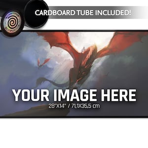 Può includere: Un tappetino da gioco rettangolare con un drago rosso in volo contro un cielo nuvoloso, con il testo "YOUR IMAGE HERE" e "28"X14" / 71,1X35,5 cm" stampato. È incluso un tubo di cartone nero per la conservazione e il trasporto.