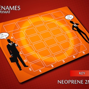 Könnte beinhalten: Orangefarbener und weißer Codenames-Spielunterlage mit einem Raster aus 25 Feldern. Die Spielunterlage besteht aus 2 mm Neopren und zeigt ein Spionage-Thema mit Silhouetten von zwei Spionen.