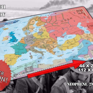 Może przedstawiać: Duża, kolorowa plansza do gry przedstawiająca mapę Europy. Plansza jest wykonana z neoprenu i ma wymiary 112 cm x 68 cm. Plansza nosi tytuł "Triumph & Tragedy" i zawiera czerwoną gwiazdę z napisem "Larger Edition!" w kolorze białym.