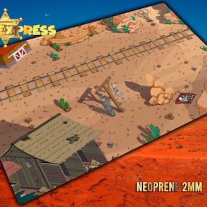 Puede incluir: Un tapete de juego colorido con un paisaje desértico, vías de tren y un granero. Las palabras "COLT EXPRESS" están en la parte superior y "NEOPRENE 2MM" en la inferior. El tapete presenta un estilo de dibujos animados.