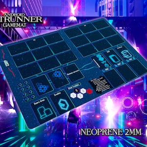 Puede incluir: Un tapete de juego de neopreno azul y negro para el juego de cartas Android: Netrunner. El tapete presenta un dise&ntilde;o futurista de ciudad con una cuadr&iacute;cula de cuadrados para las cartas, una zona de puntuaci&oacute;n y un contador de clics. El texto "ANDROID NETRUNNER GAMEMAT" est&aacute; impreso en blanco en la parte superior del tapete. El texto "NEOPRENE 2MM" est&aacute; impreso en blanco en la parte inferior del tapete.