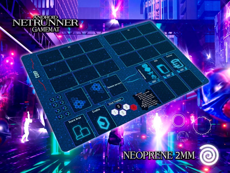 Puede incluir: Un tapete de juego de neopreno azul y negro para el juego de cartas Android: Netrunner. El tapete presenta un dise&ntilde;o futurista de ciudad con una cuadr&iacute;cula de cuadrados para las cartas, una zona de puntuaci&oacute;n y un contador de clics. El texto "ANDROID NETRUNNER GAMEMAT" est&aacute; impreso en blanco en la parte superior del tapete. El texto "NEOPRENE 2MM" est&aacute; impreso en blanco en la parte inferior del tapete.