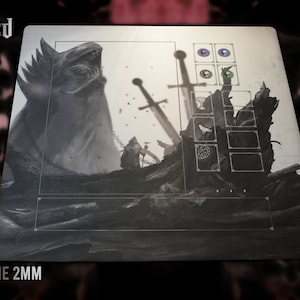 Puede incluir: Una alfombrilla de juego en blanco y negro con una gran figura sombría en el fondo. La alfombrilla presenta una espada, una cadena y un tocón de árbol. El texto "Tainted Grail" está impreso en la esquina superior izquierda. La alfombrilla está hecha de neopreno de 2 mm.