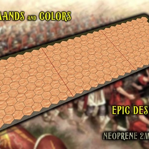 以下が含まれることがあります： 「EPIC DESERT」と「NEOPRENE 2MM」の文字が書かれた、茶色とベージュの六角形のゲームマット。このマットは、ミニチュアウォーゲームで使用するために設計されており、砂漠の地形をテーマにしています。