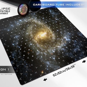 Könnte beinhalten: Eine schwarze Spielmatte mit einem Galaxie-Design, das eine Spiralgalaxie in der Mitte zeigt. Die Spielmatte ist 92 cm x 92 cm groß und kompatibel mit dem Brettspiel Eclipse. Der Text "ECLIPSE COMPATIBLE PLAYMAT" und "DESIGN 1 PERFECT FOR ALL EDITIONS" ist auf der Spielmatte aufgedruckt.