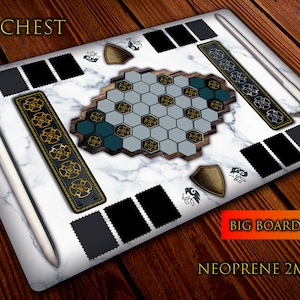 Puede incluir: Una alfombrilla de juego de mármol blanco con un tablero de juego hexagonal, dos espadas y detalles en negro y dorado. La alfombrilla está etiquetada con "WAR CHEST" y "BIG BOARD MARBLE NEOPRENE 2MM".