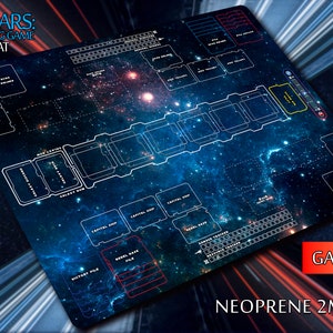 Puede incluir: Un tapete de juego Star Wars: Deck Building Game azul y negro con un diseño de galaxia. El tapete de juego está hecho de neopreno de 2 mm y cuenta con áreas designadas para cartas, fichas y dados. El texto "GALAXY" y "NEOPRENE 2MM" está impreso en el tapete de juego.