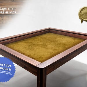 Peut inclure: Une table de jeu rectangulaire en bois avec un centre encastré doté d'un tapis en néoprène à motif de carte ancienne. La table a une finition brun foncé. Le texte sur l'image inclut "Vintage map NEOPRENE MAT", "MADE IN-HOUSE" et "VAULT CUT AVAILABLE! CONTACT US FOR A CUSTOM QUOTE BASED ON YOUR TABLE SIZE."