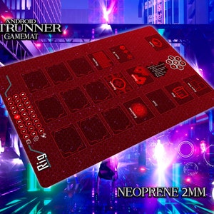 Puede incluir: Alfombrilla de juego de neopreno roja y negra con un dise&ntilde;o futurista. La alfombrilla presenta una cuadr&iacute;cula de cuadrados con varios iconos y texto, incluyendo "RIG" y "ANDROID NETRUNNER GAMEMAT". La alfombrilla tiene un grosor de 2 mm.