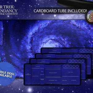 Op de afbeelding: Een rechthoekige blauwe speelmat met sterrenstelselthema voor Star Trek: Ascendancy met bedrukte spelzones en commandoconsoles. Een zwarte kartonnen opbergkoker is inbegrepen. De tekst op de mat luidt: STAR TREK: ASCENDANCY COMPATIBLE GAMEMAT.
