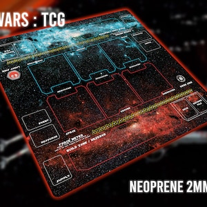 Puede incluir: Un tapete de juego Star Wars: TCG negro y rojo con un fondo de galaxia. El tapete de juego tiene áreas designadas para cartas, dados y fichas. Está hecho de neopreno de 2 mm.