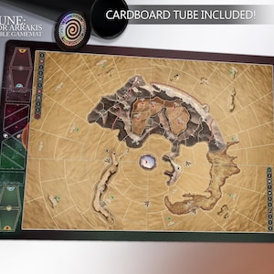 Könnte beinhalten: Eine Spielmatte, kompatibel mit Dune: War for Arrakis, mit einer detaillierten Karte von Arrakis. Die Matte hat ein braunes und beiges Farbschema mit einem dunkelgrünen Rand. Eine Pappröhre ist zur Aufbewahrung enthalten. Der Text "DUNE: WAR FOR ARRAKIS COMPATIBLE GAMEMAT" ist sichtbar.