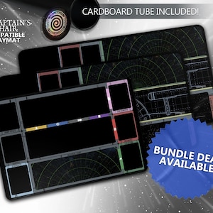Peut inclure: Un tapis de jeu rectangulaire noir avec une grille sur le thème de l'espace et des contours blancs, rouges, jaunes et bleus. Le texte ST: CAPTAIN'S CHAIR COMPATIBLE PLAYMAT, CARDBOARD TUBE INCLUDED et BUNDLE DEAL AVAILABLE est imprimé.