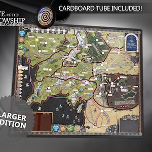 Puede incluir: Un tapete de juego de mesa con un diseño de mapa detallado, con el texto "FATE OF THE FELLOWSHIP COMPATIBLE GAMEMAT" y "LARGER EDITION". La imagen incluye un tubo de cartón y varias piezas de juego.