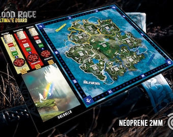 Könnte beinhalten: Ein blaues und schwarzes Spielbrett mit einer Karte von Alfheim, einer fiktiven Insel, und dem Text "Blood Race Ultimate Board". Das Brett ist aus Neopren und 2 mm dick.