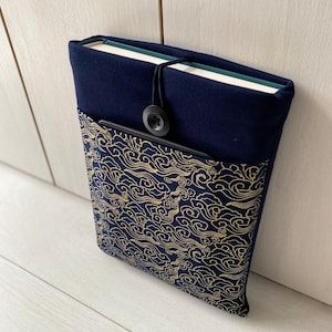 Pochette pour livre Japon vagues, couverture de livre rembourrée Japon, pochette pour livre en tissu, jaquette or foncé, protège-livre, cadeau pour amoureux des livres, cadeau pour rat de bibliothèque