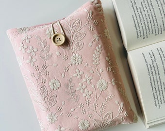 Protège-livre rose clair avec broderie fleur beige, protège-livre rembourré, couverture de livre broderie florale, pochette pour livre rose, accessoires de livre