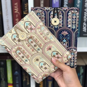 Etui Kindle beige et bleu bohème avec broderie abstraite, housse Kindle, pochette Kindle rembourrée, accessoires de livre, étui Kindle Paperwhite
