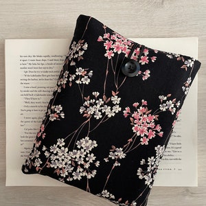 Manga de libro de flor de cerezo, bolsa de libro de flores, protector de libro floral, cubierta de libro acolchado, regalo de amante de los libros de Navidad, bolsa de libro de flores de Japón imagen 1