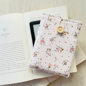 Funda Kindle de flores, bolsa Kindle rosa rosa, funda Kindle acolchada, funda Kindle rosas, chaqueta floral Kindle Paperwhite, funda Kindle Oasis imagen 1