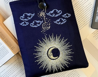 手作りの刺繍入り天体モチーフのブックスリーブ – パッド入りKindleカバー
