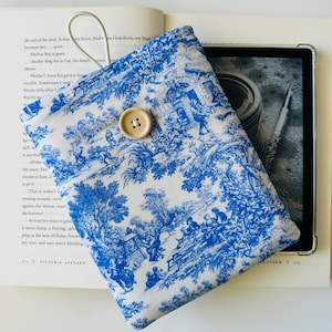 Housse Kindle en toile de Jouy avec fermeture élastique, protection Kindle rembourrée, accessoires de livres, étui vintage Kindle Paperwhite Village, livre livresque