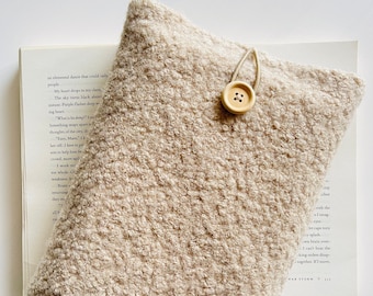 Boucle Book Sleeve, Beige Boucle Book Pouch, Gewatteerde Boekomslag, Stoffen Boekbeschermer, Aangepaste Boekjas, Boekenwurm Cadeau, Kerstboekentas