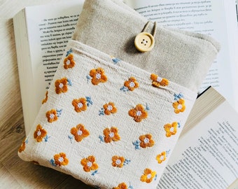 Daisy Book Sleeve, Geborduurde Boekomslag, Bloemenboekzakje, Bloemenboektas, Gewatteerde Boekbeschermer, Stoffen Boekenjack, Boekenwurm Cadeau