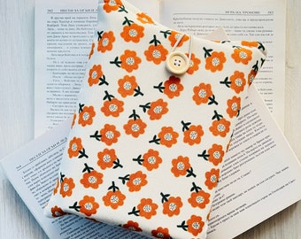 Daisies Book Sleeve, Padded Book Protector, Daisy Book Cover, Flower Book Pouch, Floral Book Jacket, Fabric Book Bag, Bookworm gift.