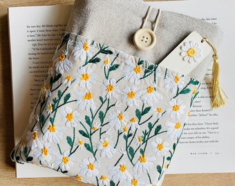 Daisy Book Sleeve en houten borduurbladwijzer, madeliefjesboekomslag, bloemenboeketui, houten bladwijzer, borduurboekomslag, boekomslag