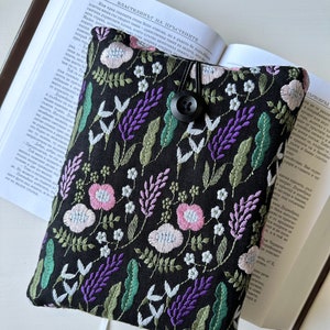 刺繍花柄ブックスリーブ、刺繍花柄ブックポーチ、ガーデンフラワーブックプロテクター、パッド入りブックカバー、本好きへのギフト、ブックバッグ