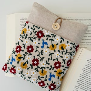 Funda para libro con flores bordadas, funda para libro con margaritas florales y bolsillo, elegante protector de libros acolchado, regalo práctico para amantes de los libros