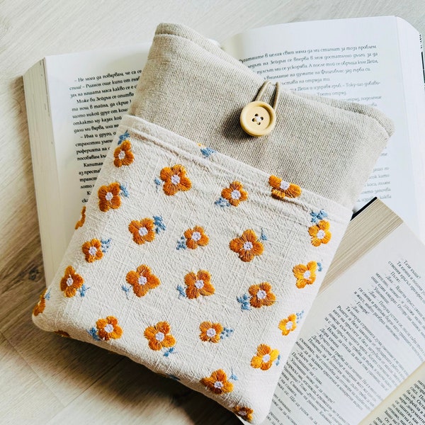 Daisy Book Sleeve, Embroidered Book Cover, Flower Book Pouch, Floral Book Purse, Padded Book Protector, Fabric Book Jacket, Bookworm Gift