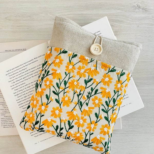 Daisy Book Sleeve, Embroidered Book Cover, Flower Book Pouch, Floral Book Purse, Padded Book Protector, Fabric Book Jacket, Bookworm Gift