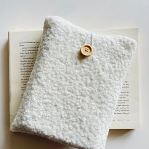 Protège-livre bouclé, Pochette de livre blanc bouclé, Couverture de livre rembourrée, Protège-livre en tissu, Veste de livre personnalisée, Cadeau rat de bibliothèque, Cartable de Noël