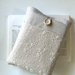 Funda para libro con bordado y bolsillo, protector de libro con flores beige, funda acolchada, sobre con flores, regalo para amantes de la lectura