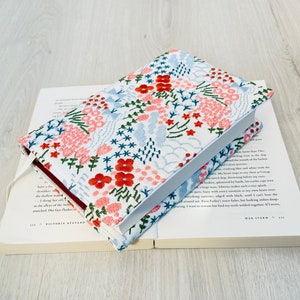 Funda de libro bordada, funda de libro con flores, sobrecubierta de tamaño personalizado, protector de libro ajustable, funda acolchada, regalo para amantes de la lectura, ratón de biblioteca