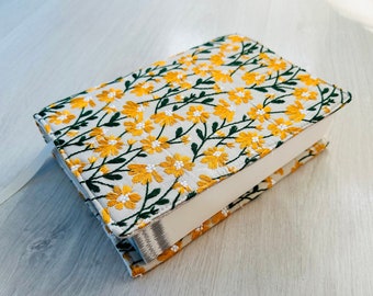 Cubierta de libro bordada, bolsa de libro Daisies, chaqueta de libro de tamaño personalizado, protector de libro ajustable, cubierta de libro acolchada, regalo para amantes de los libros