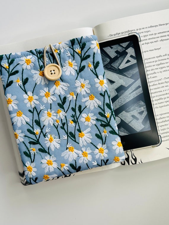 Embroidered Floral Kindle Sleeve, Padded Kindle Cover, Kindle Paperwhite Case, Kindle Oasis Sleeve, Bookish Gift, Book Nerd, Kindle Pouch