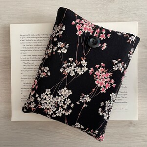 Manga de libro de flor de cerezo, bolsa de libro de flores, protector de libro floral, cubierta de libro acolchado, regalo de amante de los libros de Navidad, bolsa de libro de flores de Japón imagen 4