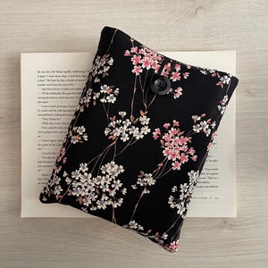 Manga de libro de flor de cerezo, bolsa de libro de flores, protector de libro floral, cubierta de libro acolchado, regalo de amante de los libros de Navidad, bolsa de libro de flores de Japón imagen 2