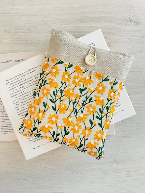 Daisy Book Sleeve, Embroidered Book Cover, Flower Book Pouch, Floral Book Purse, Padded Book Protector, Fabric Book Jacket, Bookworm Gift