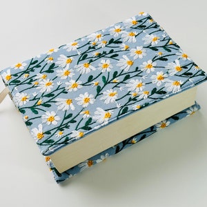 Cubierta de libro de margaritas bordadas, bolsa de libro de margaritas, chaqueta de libro de tamaño personalizado, protector de libro ajustable, cubierta de libro acolchada, regalo para amantes de los libros