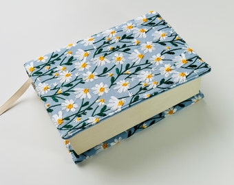 Gestickte Gänseblümchen-Buchhülle, Gänseblümchen-Buchtasche, Buchhülle in individueller Größe, verstellbarer Buchschutz, gepolsterte Buchhülle, Geschenk für Buchliebhaber