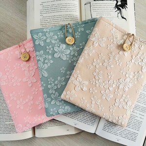Protège-livre fleurs en relief, protège-livre floral en relief, pochette de livre rembourrée, jaquette livre en tissu, cadeau livresque, cadeau pour amoureux des livres